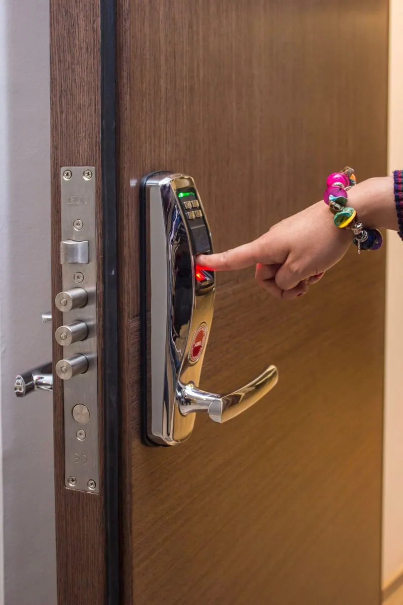 Cerradura digital con lector de huella y cierre multipunto en una puerta de acceso