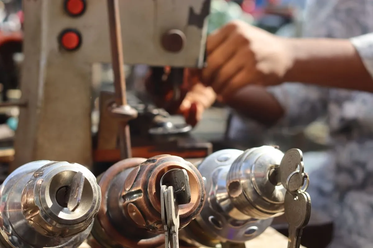 Cilindros de cerradura y máquina para copiar llaves en un taller