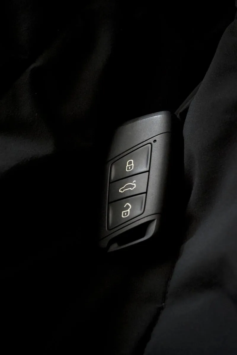 Llave de vehículo con control de apertura y cierre y transponder integrado