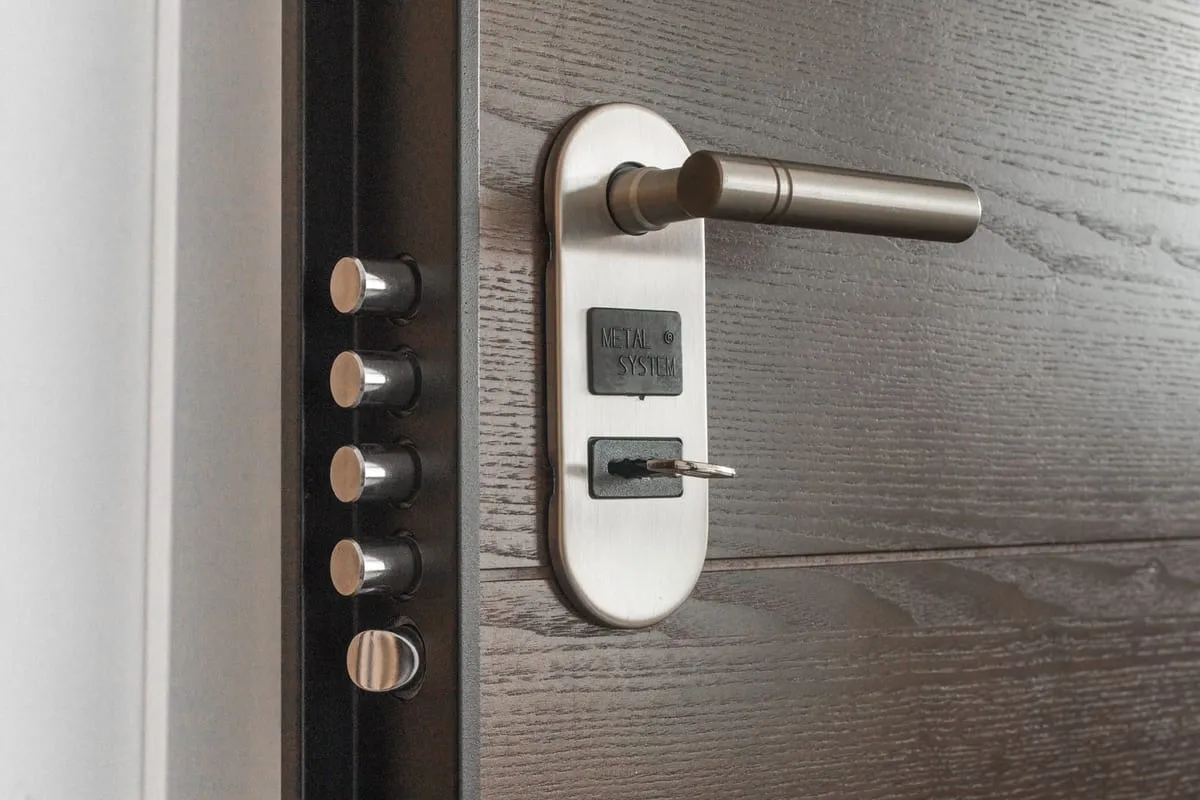 Puerta de seguridad con cerradura multipunto, manija de acero y cilindro con llave